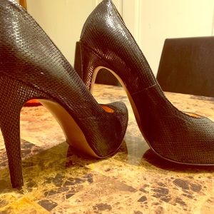 Sexy BCBG platform black pumps